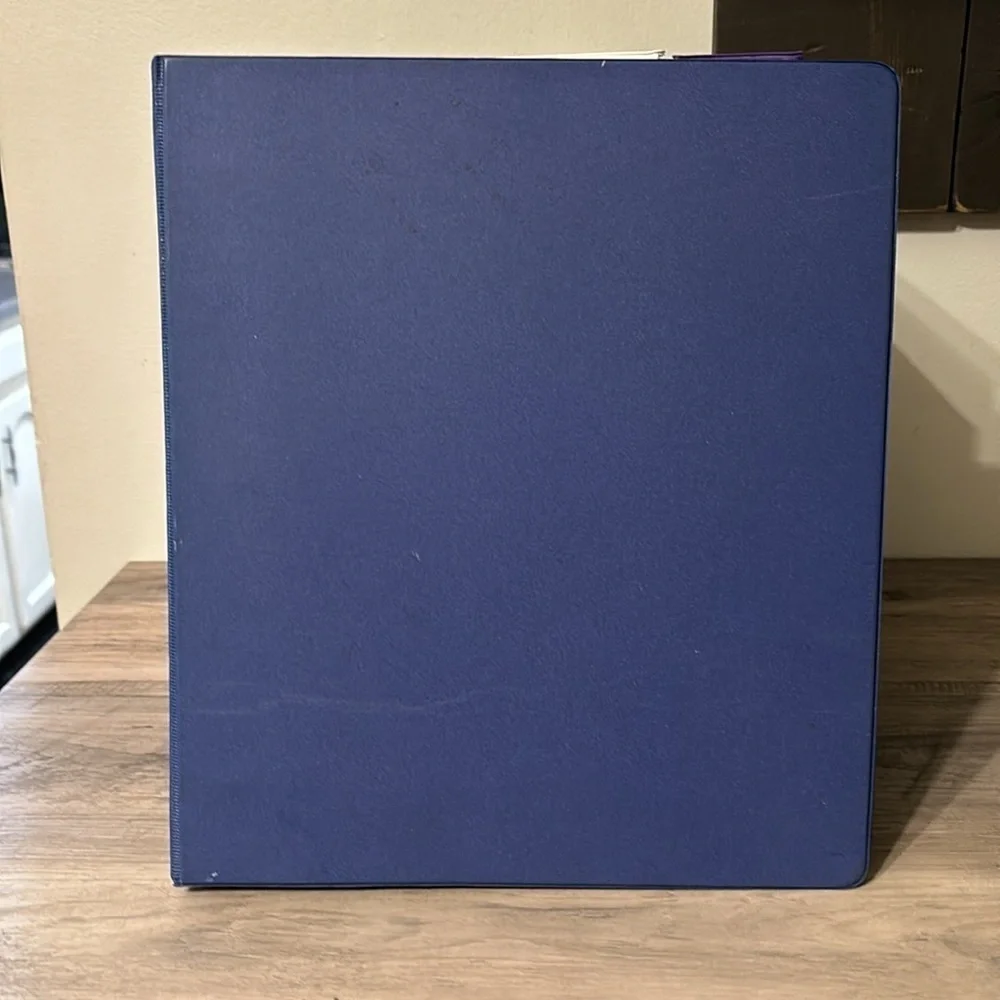 PRE OWNED 6 VARIOUS SIZES OF BINDERS WITH 70 SHEET PROTECTORS